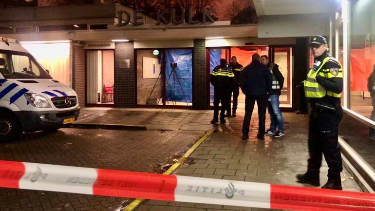 مقتل رجل طعناً بسكين في مجمع سكني بمنطقة هوخفليت في روتردام والقاء القبض على مشتبه به