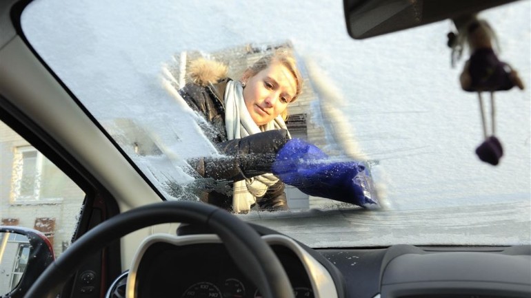 قد تغامر بدفع 380 يورو اذا لم تقوم بإزالة الجليد عن نوافذ سيارتك