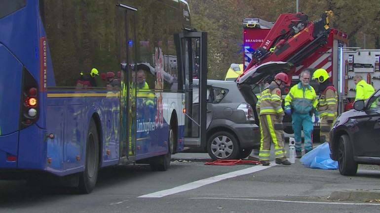 نقل عشرة أشخاص إلى المشفى بعد تصادم حافلة ركاب بسيارة في ليمبورخ