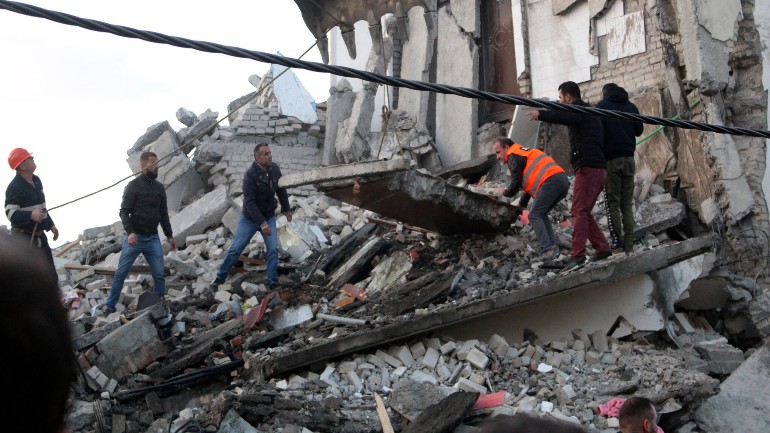 زلزال عنيف ضرب ألبانيا صباح اليوم ووقوع العديد من القتلى ومئات الجرحى