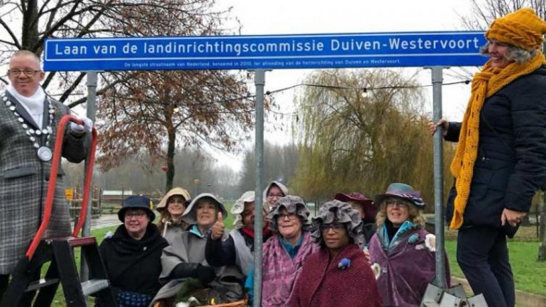 بلدية دويفين في خيلديرلاند تحتفل بتعليق لوحة بأطول اسم شارع في هولندا