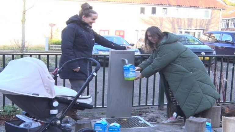 سكان أمستردام نورد يحصلون على مياه الشرب من المضخة في الشارع بعد اكتشاف تلوث خطير في مياه الصنبور في منازلهم