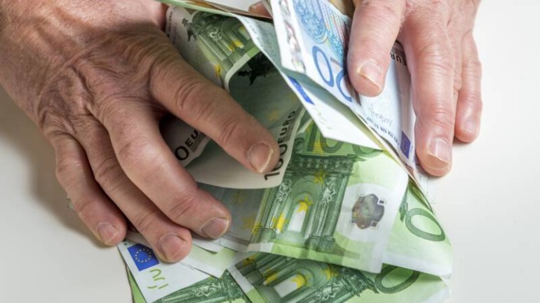 العمال يجمعون الأموال المتطايرة في مطار سخيبول في أمستردام