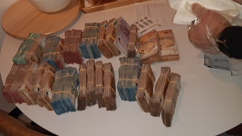 الشرطة تعثر على مبلغ مليون ومائة ألف يورو في حقيبتي سفر بمنزل في روتردام