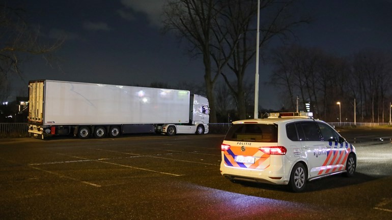 اكتشاف أربعة مهاجرين في شاحنة تبريد في روتردام والقاء القبض على السائق 