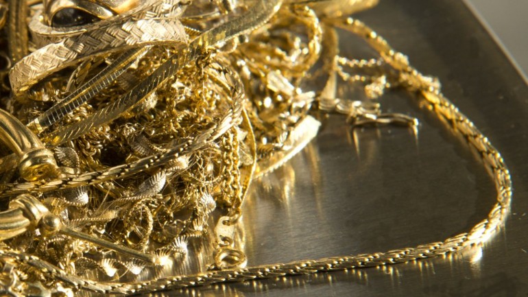 تعرض امرأة مسنة لسرقة مجوهراتها بقيمة 60 ألف يورو من خلال خدعة الدردشة
