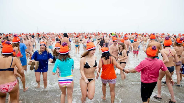 الألاف يستقبلون العام الجديد بالسباحة في مياه البحر على شاطيء سخفينينغن في دانهاخ