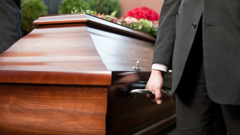 رشق موكب جنازة بالألعاب النارية في خيلديرلاند: كيف تشعرون ان فقدتم شخصاً عزيزاً وحصل بجنازته ذات الشيء