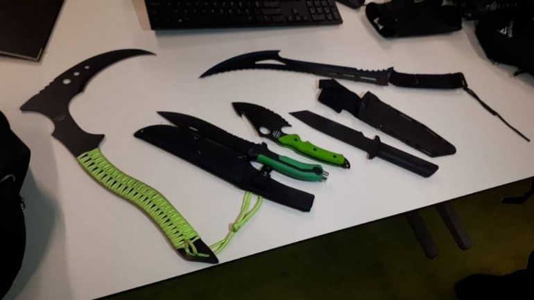 الشرطة تعثر على ترسانة سكاكين أثناء القبض على أطفال مشتبهين بالسرقة في أمستردام 