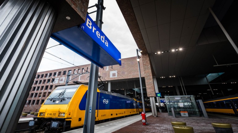 رجل يتحرش جنسياً بإمرأة ويصفع أخرى على وجهها في القطار بين روتردام وبريدا