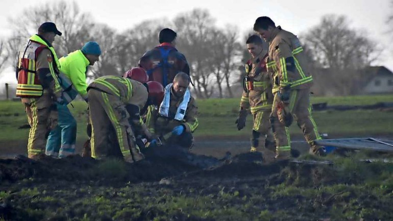 فريق الإطفاء ينقذ رجل بقي لساعات محاصراً في الوحل حتى كتفيه في شمال هولندا