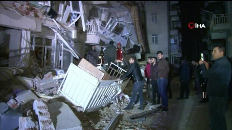 وفاة ستة أشخاص و اصابة العشرات بجروح جراء زلزال بقوة 6.9 ريختر ضرب جنوب شرق تركيا