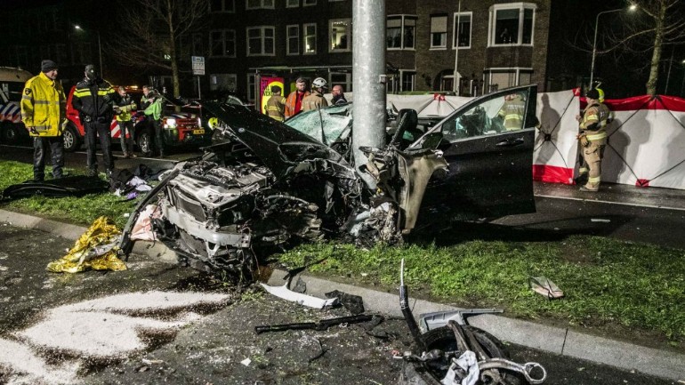 اصابة خمسة أشخاص بجروح في حادث اصطدام سيارة بعامود في أرنهيم