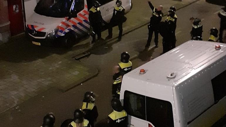 عشرون شخصاً يحتلون منزلاً فارغاً في روتردام والشرطة تكسر الباب وتخرجهم جبراً