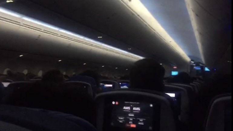رعب شديد على متن طائرة أثناء محاولات غير ناجحة للهبوط في مطار سخيبول