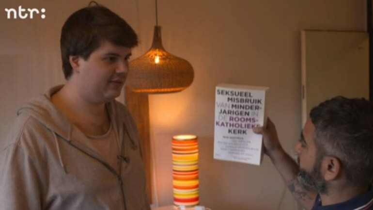مجموعة من المواطنين الهولنديين يتوجهون غاضبين إلى منزل رجل بعد بث تلفزيوني: طالب بالسماح بممارسة الجنس مع الأطفال