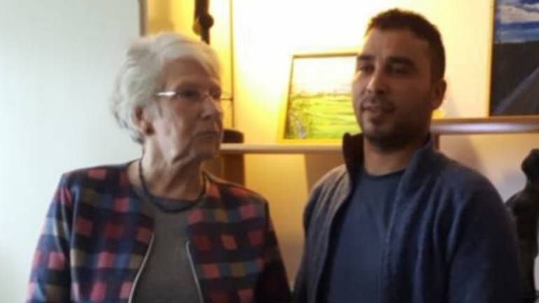 فنانة هولندية تعتصم من أجل رسام سوري أصبح بلا مأوى بعد رفض منحه الإقامة في هولندا