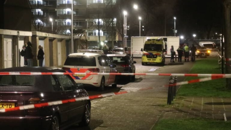 شاب يقتل صبي يبلغ من العمر 16 عام ويصيب ثلاثة أشخاص أخرين بجروح احداهم والدته في ألفين آن دي راين