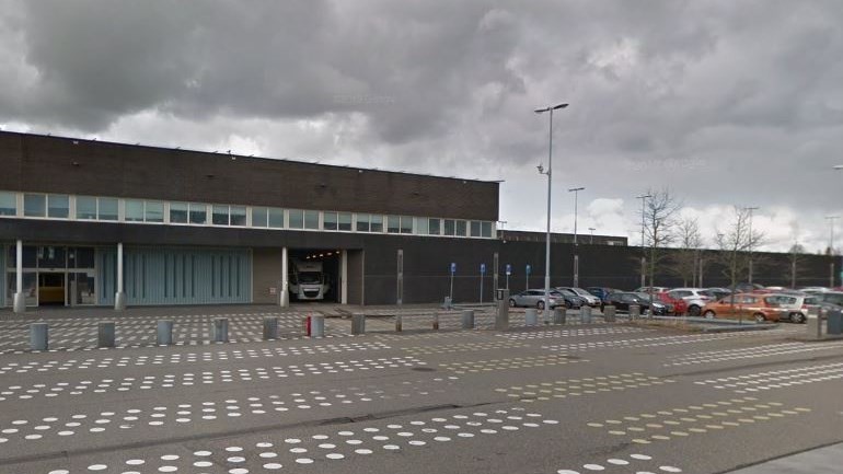 إيقاف أربعة موظفين عن العمل للإشتباه باستخدام العنف الشديد ضد أحد المحتجزين في مركز ترحيل الأجانب في روتردام