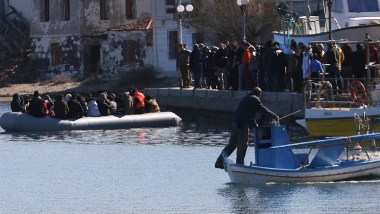 السكان اليونانيين يمنعون لاجئين على متن قارب مطاطي من النزول على جزيرة ليسفوس