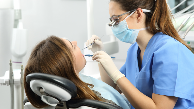 يواجه طلاب تدريب طب الأسنان ورطة بسبب نقص كمامات الفم