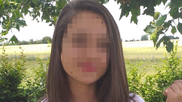 إنتحار فتاة بلجيكية تبلغ من العمر 14 عام بعد توزيع مقاطع فيديو لها و هي عارية