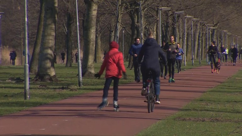 تدابير محاربة فيروس كورونا لم تمنع الإزدحام صباح اليوم الأحد في حديقة كرالينغن بوس في روتردام