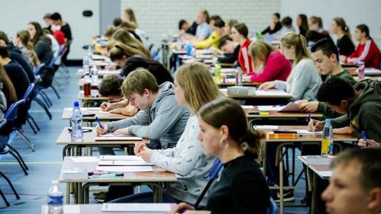 وزير التعليم الهولندي آري سلوب يقرر إلغاء الإمتحانات النهائية المركزية في التعليم الثانوي