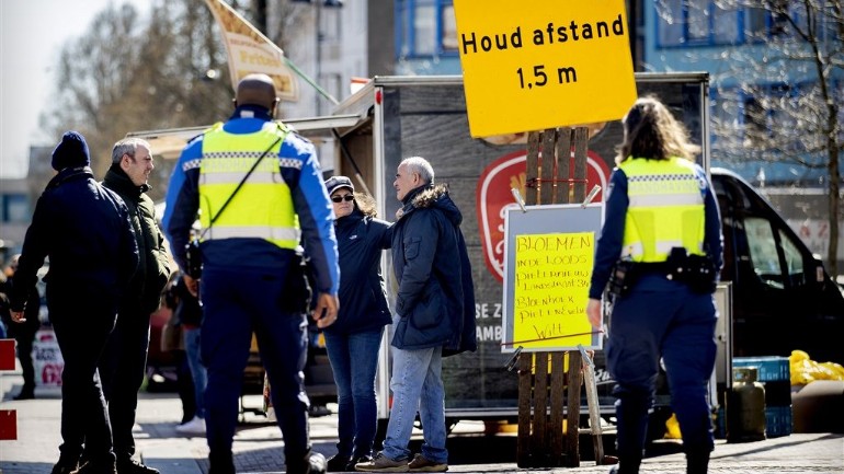 الشرطة الهولندية تصدر 250 غرامة على المخالفين لقواعد مكافحة فيروس كورونا