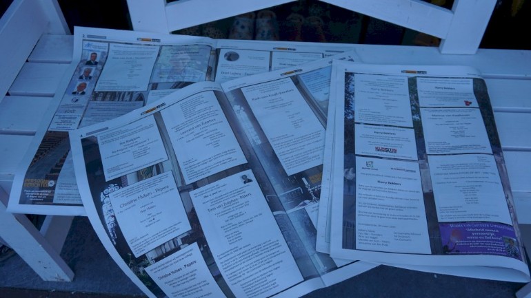 خمس صفحات لإعلانات الجنازات في صحيفة محلية خاصة بقرية في مقاطعة بربانت الهولندية