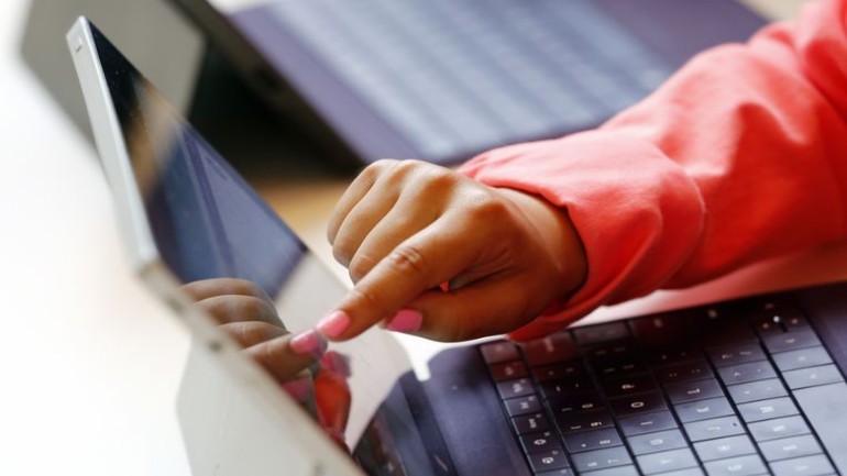 طلاب مدرسة ثانوية في نالدفايك يشاهدون الاعتداء على معلمتهم من قبل شريكها أثناء الدرس عبر الانترنت