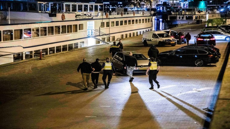 غرامات مالية وإلقاء القبض على شخص في أرنهيم بسبب عدم الالتزام بقواعد مكافحة فيروس كورونا