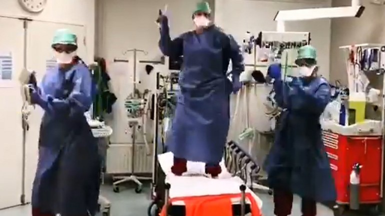 موظفي قسم الطواريء في مشفى هيلفيرسوم يرقصون على أغنية "متر ونصف" أثناء الإستراحة
