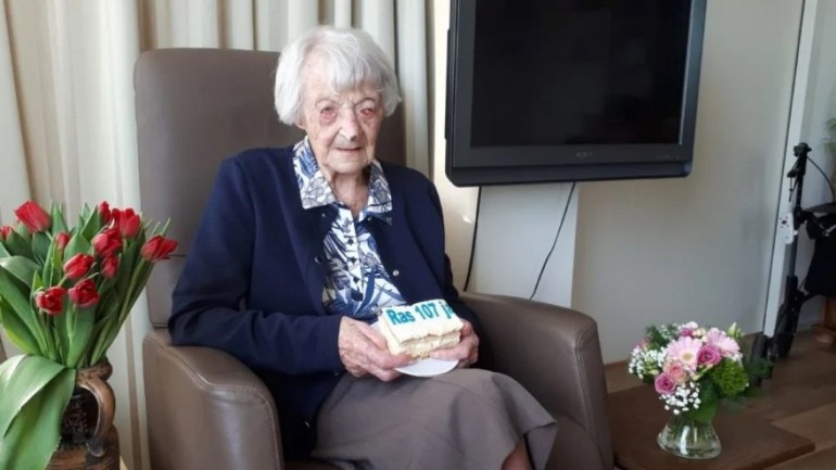 تعافي الجدة كورينا البالغة من العمر 107 أعوام من الإصابة بفيروس كورونا في جنوب هولندا