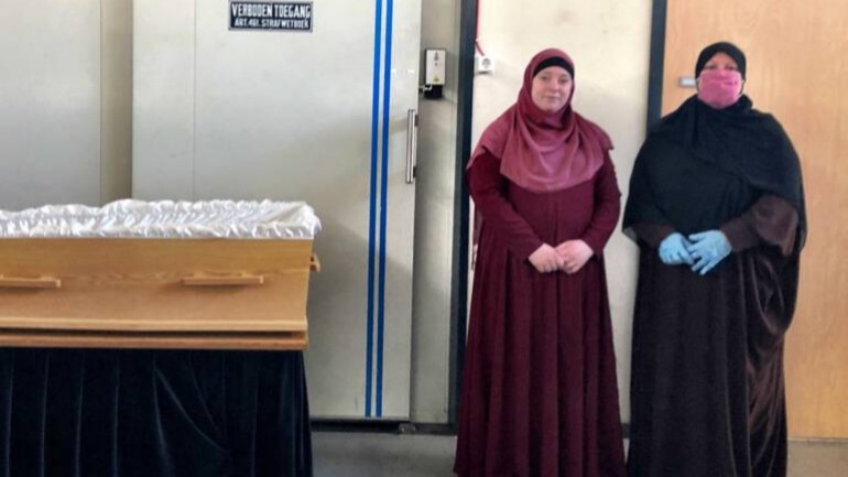 عشرات الجثامين تنتظر في مطار سخيبول: المغاربة الهولنديين يضطرون لدفن موتاهم في هولندا
