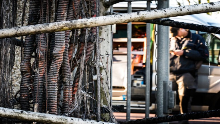 لماذا يتم إشعال النيران في أبراج الاتصالات في جميع أنحاء هولندا؟ وهل لها علاقة بانتشار فيروس كورونا؟