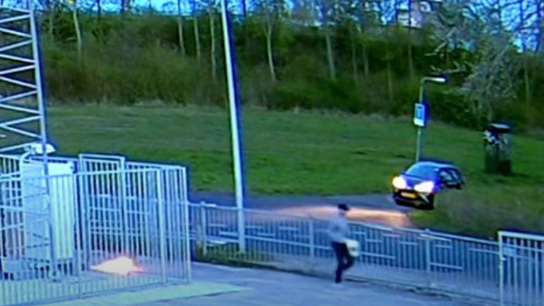 عمليات حرق أبراج الاتصالات مستمرة في هولندا والشرطة تنشر فيديو لشخص يحرق برج في خرونينغن