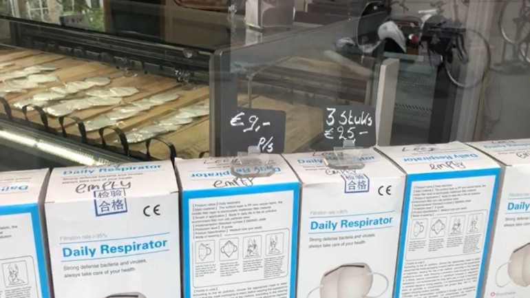 متجر أيس كريم في أمستردام يستبدل المثلجات بأقنعة الفم و يبيع القطعة بثمن 9 يورو