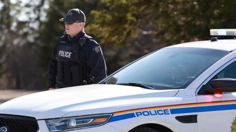 مسلح يقود سيارة شرطة ينفذ أسوأ عملية إطلاق نار تشهدها كندا منذ ثلاثين عاما