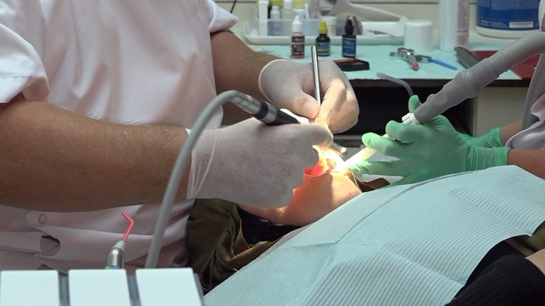 يمكن لأطباء الأسنان فتح عياداتهم وتقديم الرعاية المنتظمة بدءاً من اليوم