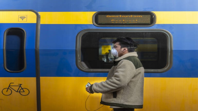 تريد شركات المواصلات العامة في هولندا أن يكون ارتداء أقنعة الفم إلزامياً: من غير الممكن الحفاظ على مسافة متر ونصف