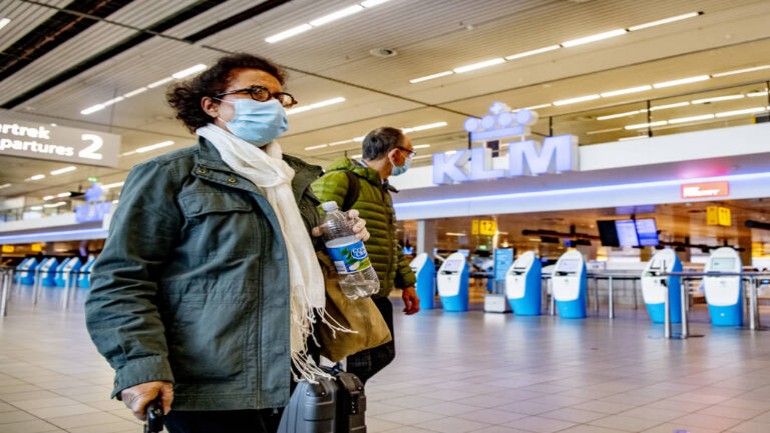 شركة طيران KLM ستجعل ارتداء أقنعة الفم إلزامياً للمسافرين على جميع الرحلات