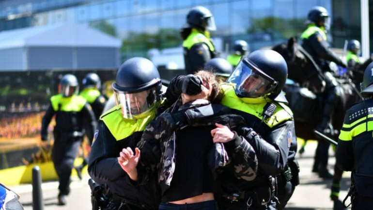 الشرطة تعتقل العشرات في مظاهرة خرجت ضد تدابير كورونا في دانهاخ