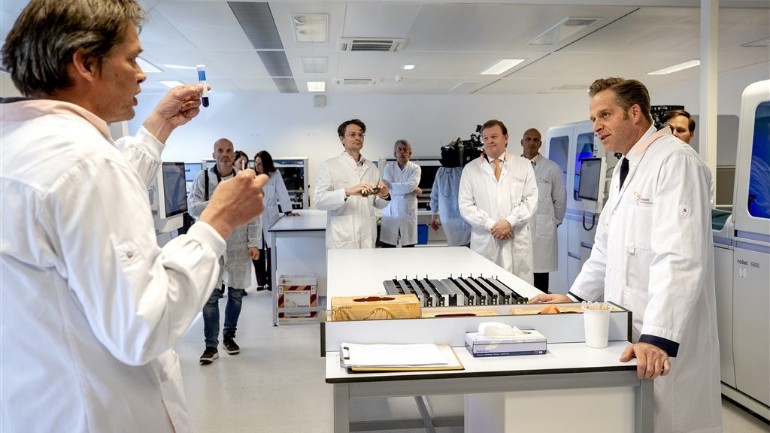 وزير الصحة الهولندي يريد زيادة عدد اختبارات الدم للأجسام المضادة لفيروس كورونا إلى مليون اختبار