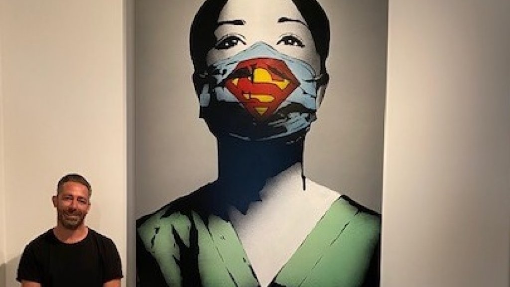 فنان Streetart مانويل سيكريت ، المعروف باسم FAKE ، مع لوحة "Super Nurse"