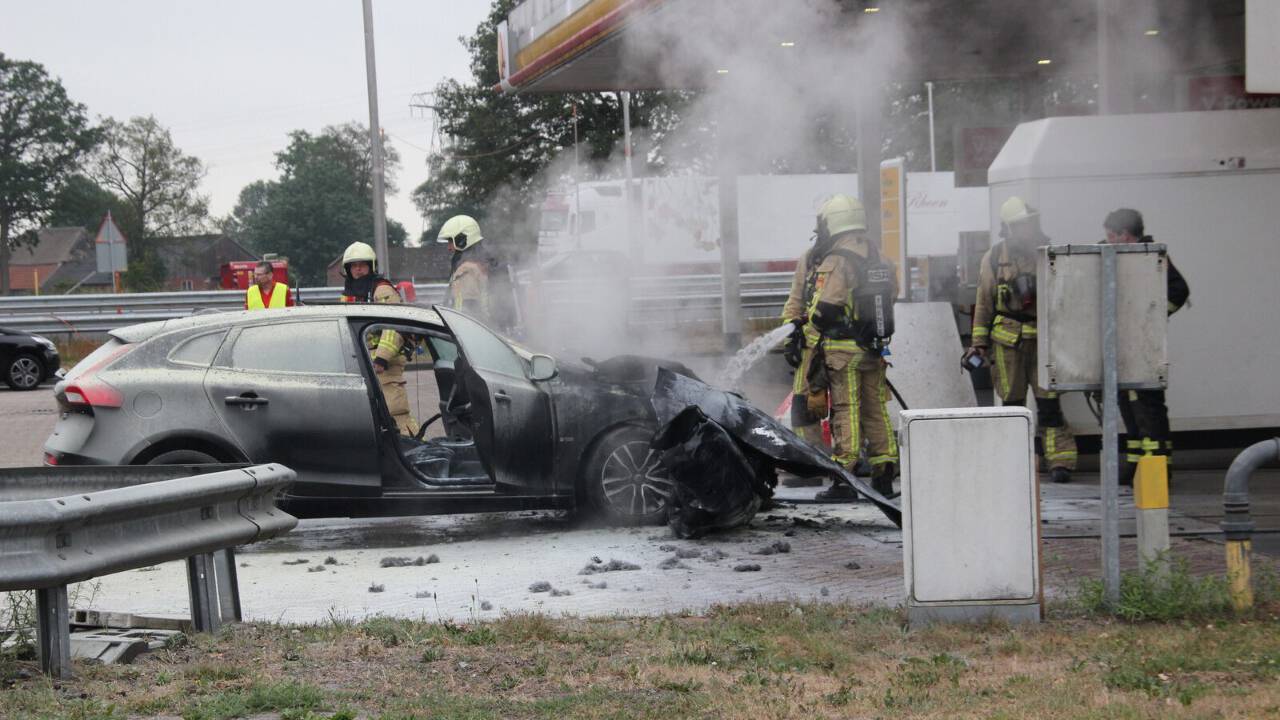 امرأة تقود سيارة محترقة إلى محطة الوقود على طول A1