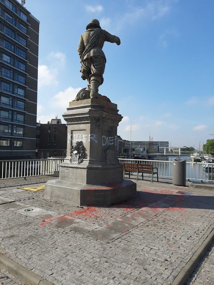 تمثال بيت هاين في روتردام ملطخًا ومشوِّهًا