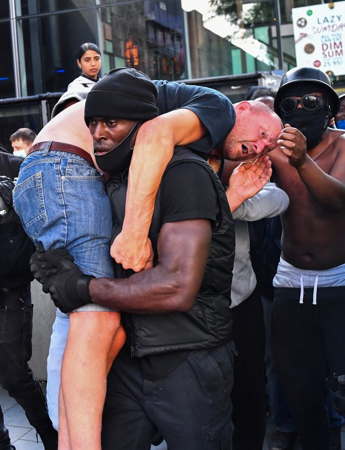 ناشط أسود ينقذ متظاهر يميني متطرف "كانت حياته في خطر"
