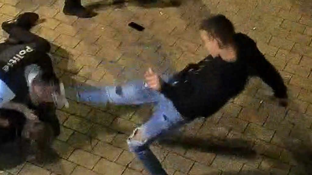 شرطة بلدة Knokke البلجيكية تنشر صوراً لشخص يركل شرطي