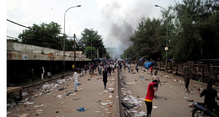 أعمال شغب عنيفة في Mali واشتعال النيران في البرلمان